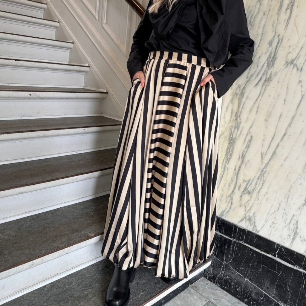 STORIES FROM THE ATELIER by COPENHAGENSHOES WHEN YOU BELIEVE SKIRT CLOTHES 500 BLACK/CREAM